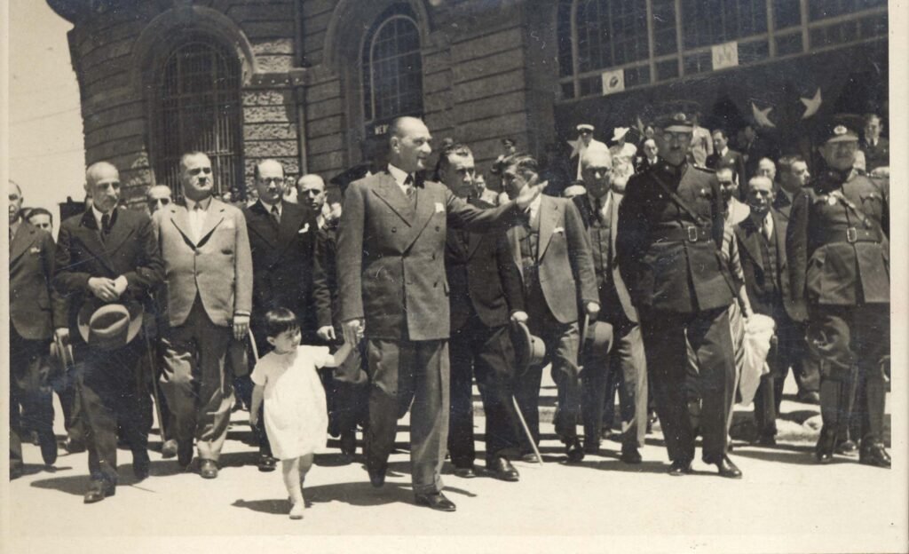 Atatürk ve Çocuklar